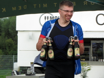 unser Neuling Daniel zahlt seinen Einstand